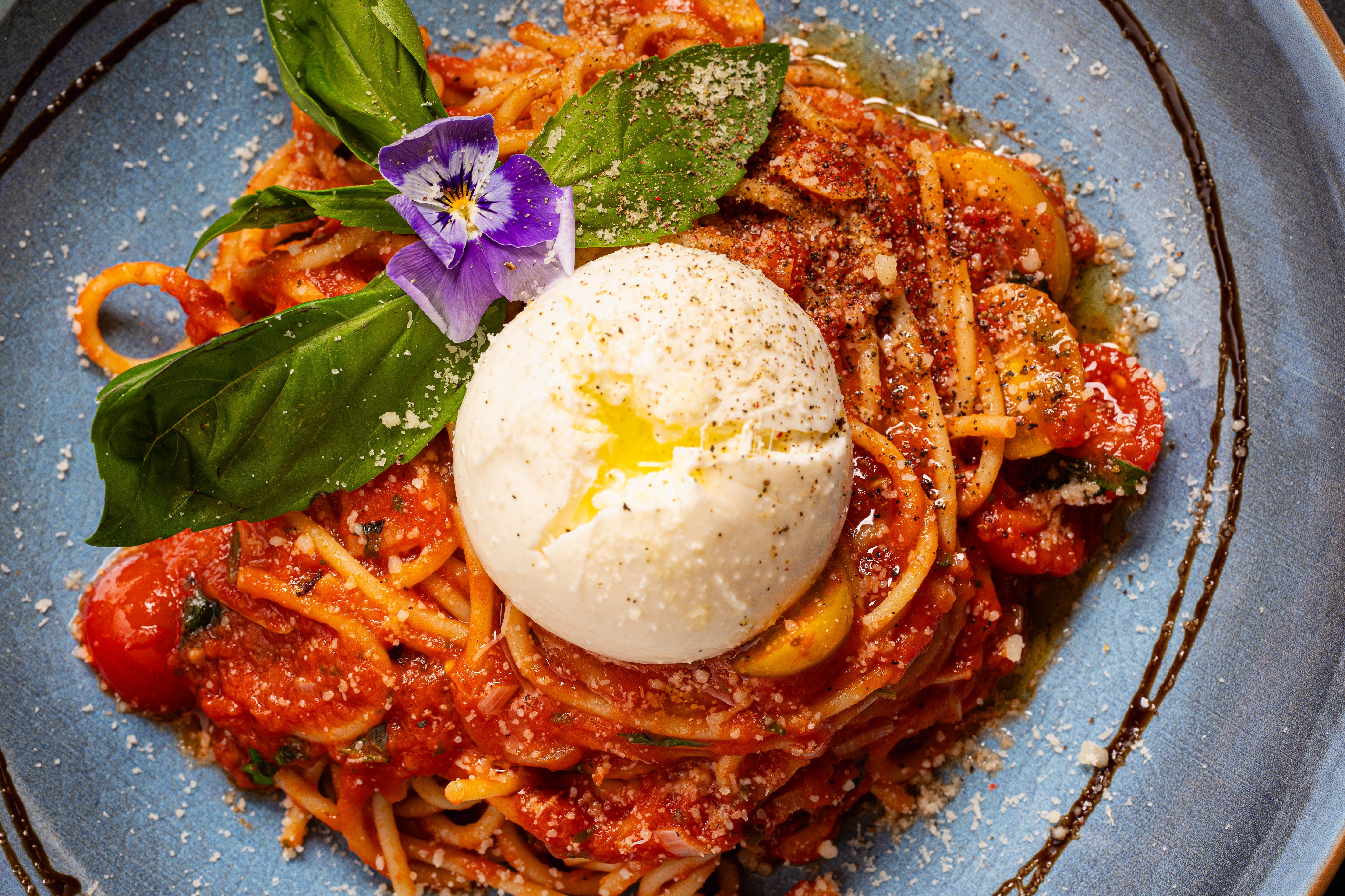 Spgahetti pomodoro (paradicsomos spaghetti) burrataval