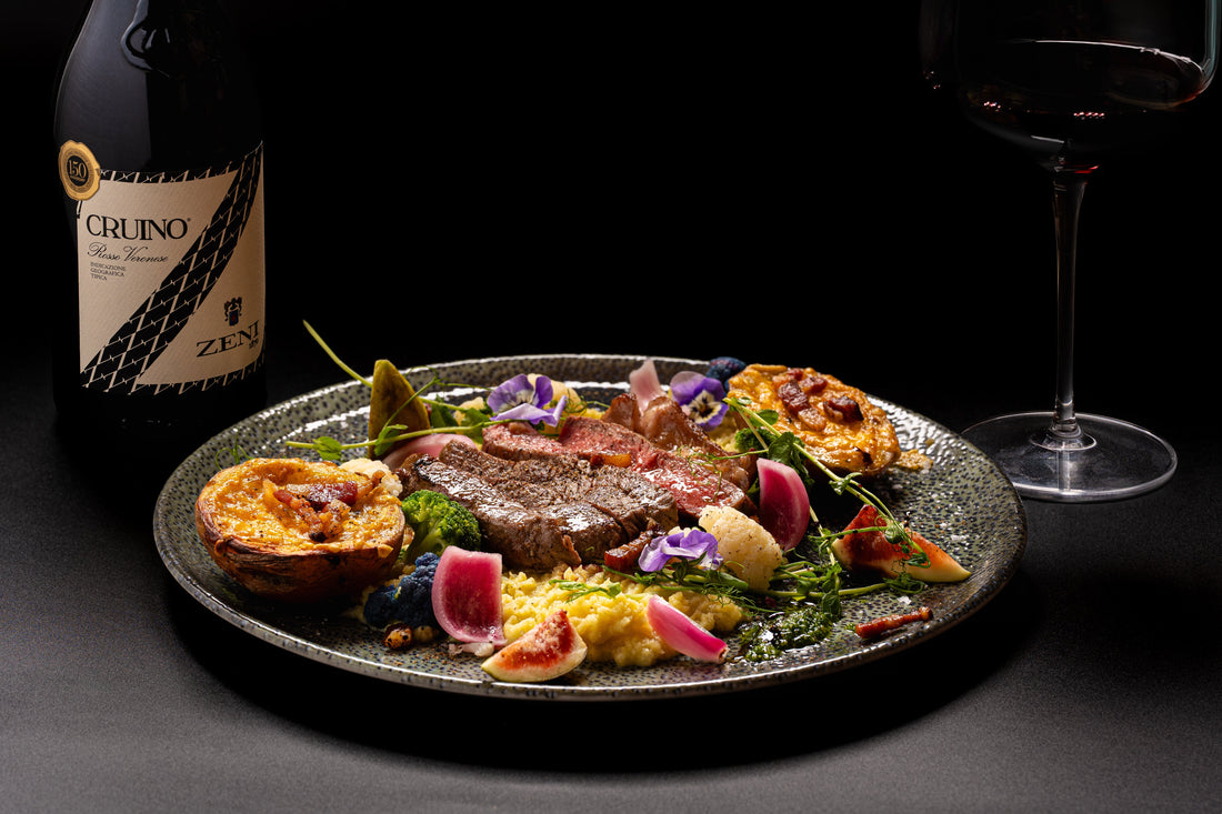Érlelt Angus hátszín guancialés-cheddar-sajttal töltött burgonyával, curry-s karfiolpürével, chimichurrival